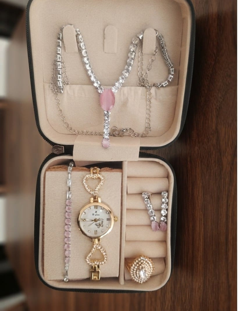girl watchs